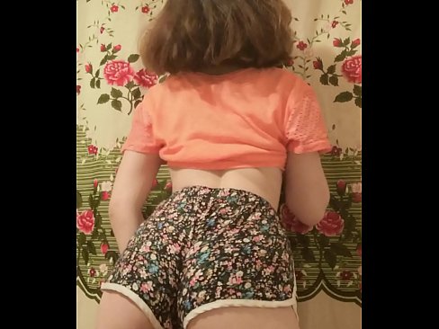 ❤️ Tânără sexy care se dezbracă de pantaloni scurți în fața camerei de filmat ❤️ at us ☑