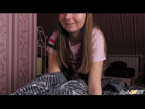 ❤️ Blondina îi suge adânc prietenei ei și primește spermă în gură ❤️ at us ☑