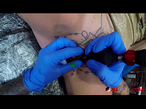 ❤️ Sully Savage, o bunăciune extrem de tatuată, și-a făcut un tatuaj pe clitorisul ei ❤️ at us ☑
